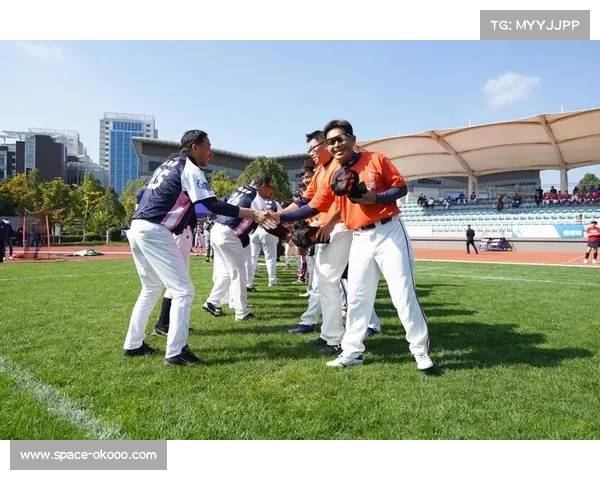 “快乐垒球”走进北京中关村社区，200余居民体验击球跑垒乐趣